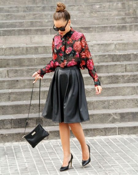Leather skirt sun in combination with a shirt