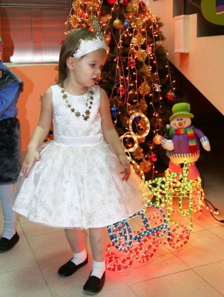 Bihisan ang Snowflake ng Bagong Taon sa isang palamuti para sa batang babae