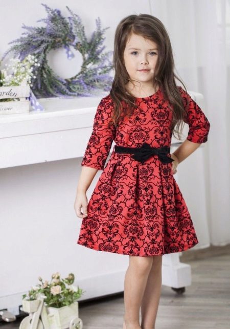 Red short dress ng Bagong Taon para sa batang babae