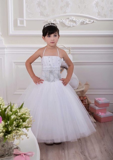 Pakete ng damit ng Futin sa sahig para sa mga batang babae
