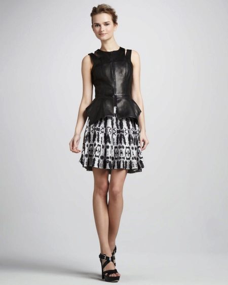 Half-skirt with elastic in combination with leather vest