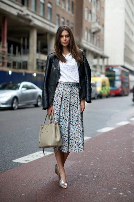Flared trapezoid skirt below the knee for girls with wide hips